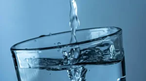Eau qui coule dans un verre