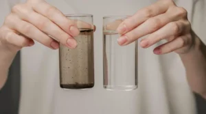 Deux verres d'eau, un avec des contaminants dans l'eau