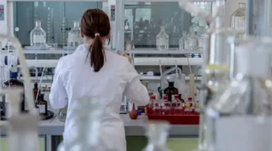 Analyste dans son laboratoire pour un test de qualité de l'eau potable