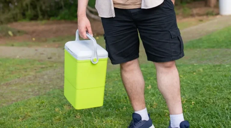 Homme transportant une glacière contenant son test de la qualité de l'eau potable