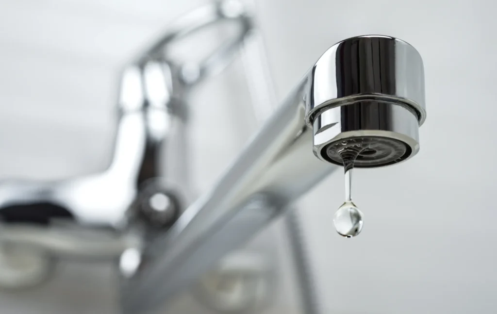 eau jaune robinet causes possibles solutions efficaces