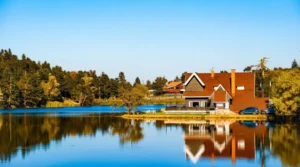 Maison au bord d'un lac desservie par un puits où on doit faire un test d’eau avant achat